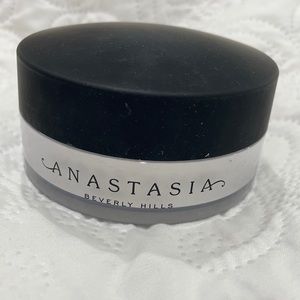 New Anastasia Beverly Hills loose setting power. Color: translucent